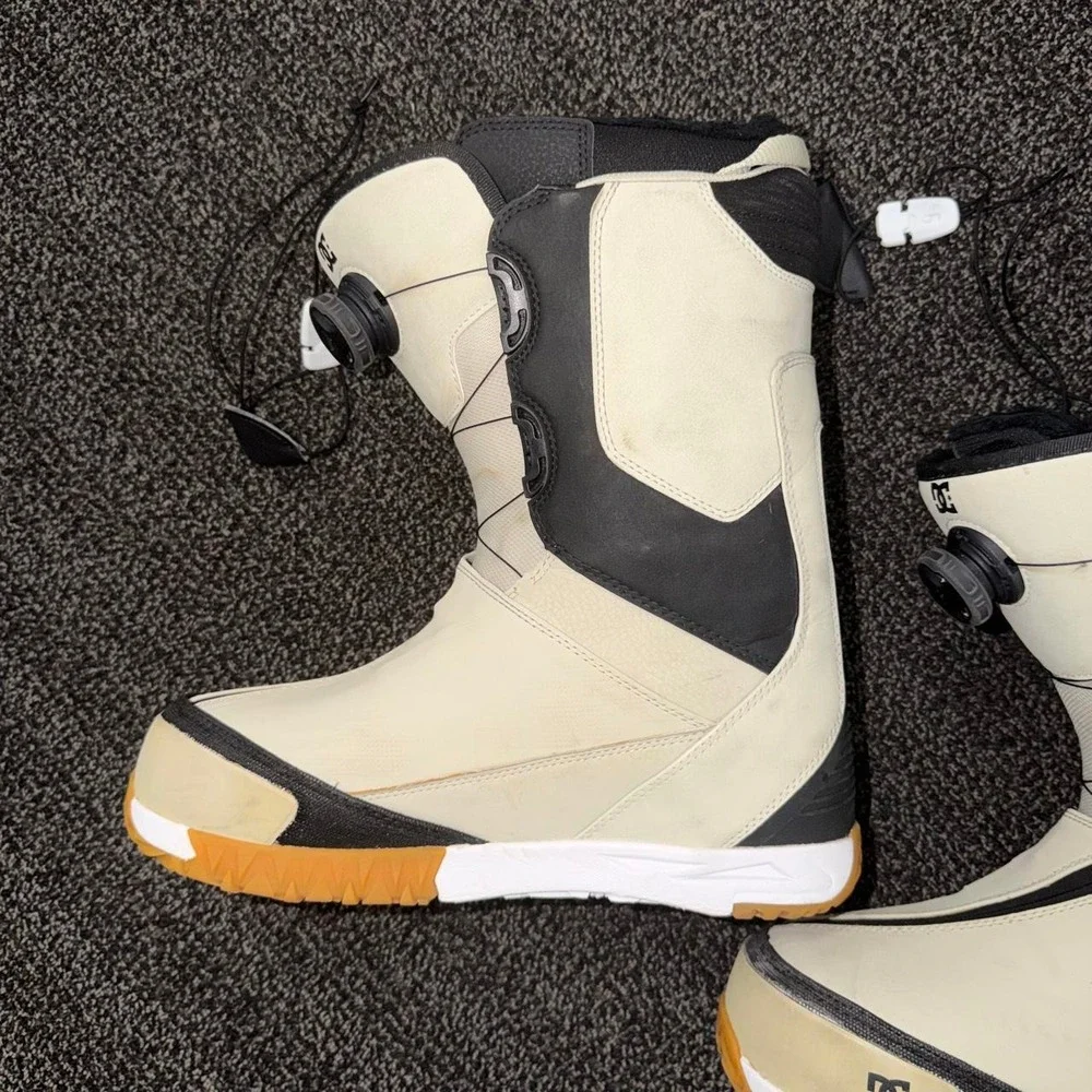 DC Shoes snowboard boots